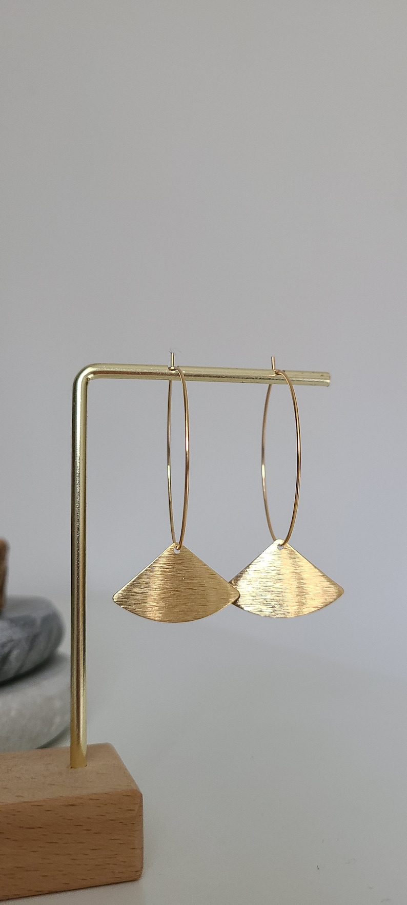 Boucles d'oreilles créoles dorées acier inoxydable éventail Bijoux pour femme. Cadeau bijou artisanal image 4