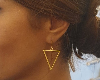 Collection Les dorées, boucles d'oreilles triangles effet or - Bijoux pour femme. Cadeau bijou Noël
