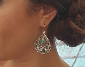 Boucles d'oreilles argentées grandes gouttes ethnique chic effet argent, turquoise Bijoux pour femme. Cadeau bijou artisanal