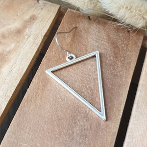 Boucles d'oreilles triangles argentés Bijoux pour femme. Cadeau bijou artisanal image 4