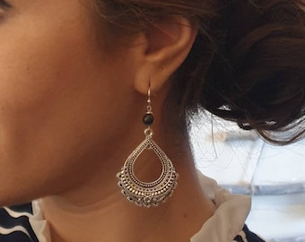 Boucles d'oreilles argentées grandes gouttes ethnique chic effet argent Bijoux pour femme. Cadeau bijou artisanal