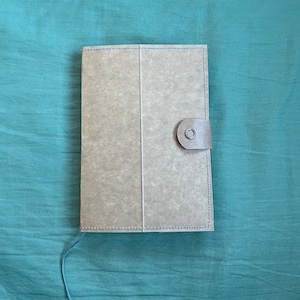 Couverture faite à la main A6 pour carnet / calendrier / Hobonichi Techo / Journal / Planificateur / Upcycling / Papier kraft