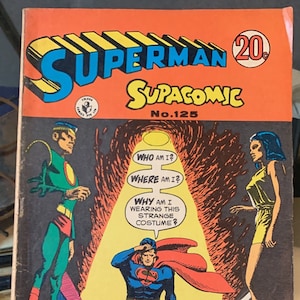 Pode incluir: Uma capa de banda desenhada vintage com o Superman num fato vermelho e azul, sobre um fundo amarelo. O texto da capa diz "SUPERMAN 20c SUPACOMIC No.125" e "SUPERMAN in The BIG FORGET!" A capa da banda desenhada apresenta um homem com um fato verde e vermelho, uma mulher com um vestido amarelo e o Superman com um ar confuso.