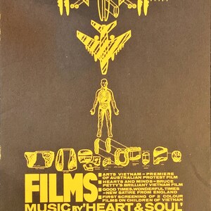Puede incluir: Un cartel amarillo con el texto "WAR FAIR A CASE FOR PEACE" y una imagen estilizada de un avión. El cartel anuncia un festival de cine con el texto "FILMS MUSIC BY 'HEART & SOUL' TONY ASHE PEACE RESEARCH SELF-DESTROYING MACHINE MAY 5, 6 & 7 7.45 P.M. MANDALA THEATRE BOOKINGS MANDALA 316975 A CONTRIBUTION TO THE VIETNAM MORATORIUM"