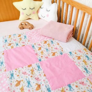 Manta de bebé de conejito de Pascua hecha a mano, edredón de cuna de algodón con patchwork