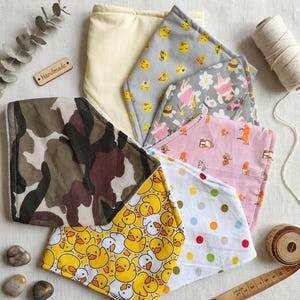 Puede incluir: Juego de tres tazas de cerámica con acabado mate moteado. Las tazas son de color crema, gris claro y gris oscuro. Cada taza tiene un diseño simple y minimalista, ideal para café o té.