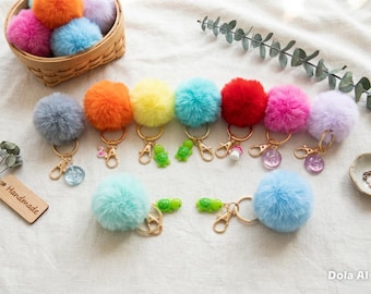 Flauschiger Pom Pom Schlüsselanhänger | Taschenanhänger aus Kunstfell mit dekorativen Anhängern