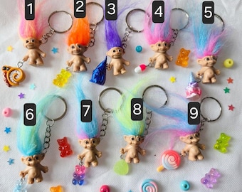 Llavero trol retro: muñeco trol con pelo colorido, abalorio para bolso Y2K, llavero original, regalo para adolescentes, accesorio nostálgico de los 90.