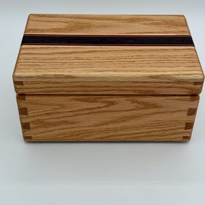 Elegant oak box with an inlay lid of exotic woods and dovetailed joinery. A handmade keepsake box perfect for weddings,arriversary,special g