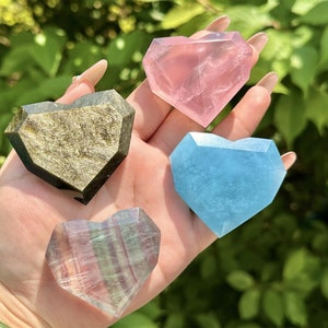 2,4 "Natural Crystal Quartz Hand geschnitztes Herz, Quarz Kristall Herz, Fluorit / Aquamarin Herz, Kristall geschnitzt, Dekoration, Kristall Geschenke 1PC