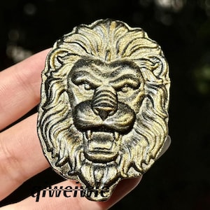 2.6インチ天然ゴールドオブシディアン手彫りライオン、ライオンの置物、クリスタルペンダント、クリスタル装飾品、ライオンヘッド、エネルギークリスタル、クリスタルギフト1個
