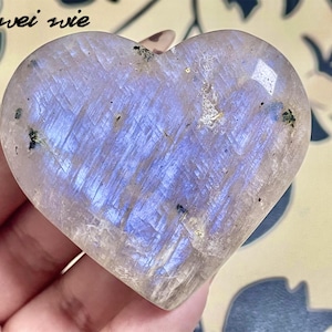 Pedra da Lua Natural de 2,2" esculpida à mão, coração, quartzo cristalino, amor, pedra de palma curativa, cristal de cura Reiki, decoração para casa, presentes de cristal 1 peça