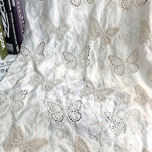 Glittrigt paljettfjärilsbomullstyg Beige urholkat fjärilsbroderat bomullsspetstyg för flickklänning, bordslöpare, kudde, blus