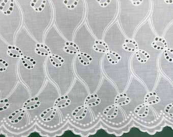 Tissu floral de dentelle d'oeillets de coton de broderie avec la conception festonnée de costume de tissu de robe de frontière