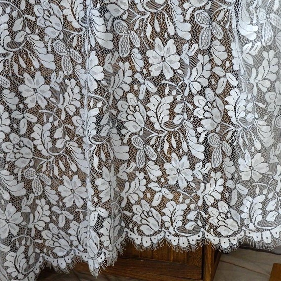 Black floral pattern natural chantilly lace fabric - Chantilly