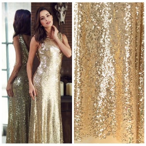 Op de afbeelding: Een gouden paillettenstof met een subtiele glans. De stof is perfect voor het creëren van glamoureuze kleding, zoals jurken, rokken en tops.