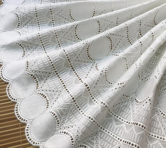 オフホワイトの円形コットン刺繍レース生地（両側スカラップ