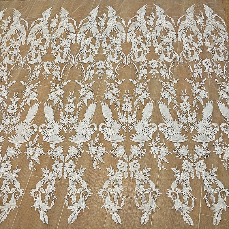 Tissu de dentelle d'oiseaux de grue de 1 mètre brodé sur de la dentelle de tulle blanc cassé 51 de largeur image 4