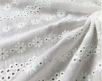 Tela de encaje de algodón blanco roto cortada a medida, tela floral de algodón con ojales, tela para vestidos de novia, superposiciones o diseño de vestuario de 53 pulgadas de ancho.