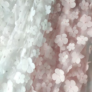 Tessuto in pizzo ricamato con fiori 3D bianco/rosa, tessuto in tulle con paillettes floreali in chiffon per abito da damigella, 1 iarda