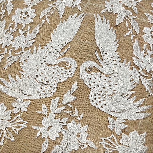 Tissu de dentelle d'oiseaux de grue de 1 mètre brodé sur de la dentelle de tulle blanc cassé 51" de largeur