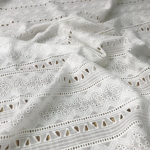 Tissu en dentelle de coton évidée, tissu pour robe à oeillets, tissu en dentelle par mètre