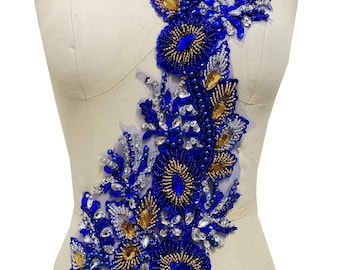 Precioso aplique azul real de pedrería y cuentas de 50 cm x 16 cm