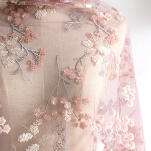 Exquisite Pailletten-Blumenspitze-Gewebe Pailletten-Blumen-Stickerei-weiches rosa Tüll-Gewebe für Sommerkleid, Hochzeitskleid, Brautkleid, Mädchenkleid
