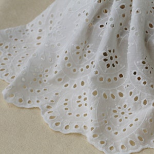 Tela de encaje de algodón color blanco roto con bordes festoneados y ojales, 49" de ancho, 1 yarda