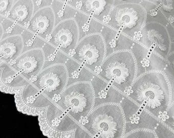Tissu en dentelle de coton blanc cassé, tissu en coton à broderie florale 3D, tissu en coton à oeillets avec bord festonné, tissu pour robe par mètre
