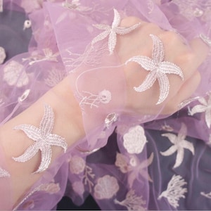 Tela de tul suave malva con bordado de estrellas de mar coral para vestidos de bebé, faldas de tul, vestidos de noche o alta costura.