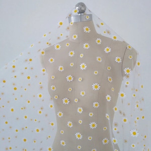 Tessuto in pizzo a margherita, tessuto in pizzo a rete in tulle con stampa a margherita, tessuto in pizzo floreale a margherita per abito da bambino, abito da bambola, abito tutù, sfondo, decorazione