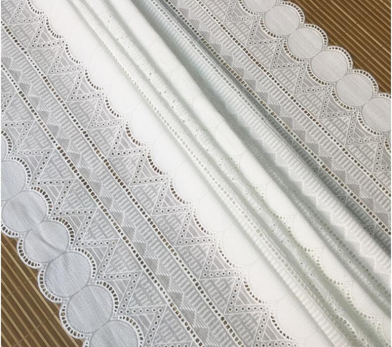 オフホワイトの両側スカラップトリム付き円形コットン刺繍レース オフホワイトの両側スカラップトリム付き円形コットン刺繍レース