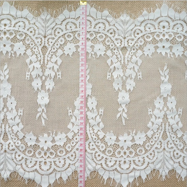 K&ouml;nnte beinhalten: Wei&szlig;e Spitzenborte mit Blumenmuster. Die Spitze ist etwa 89 cm lang.