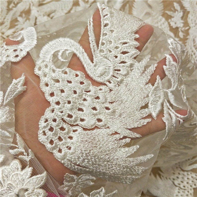 Tissu de dentelle d'oiseaux de grue de 1 mètre brodé sur de la dentelle de tulle blanc cassé 51 de largeur image 2