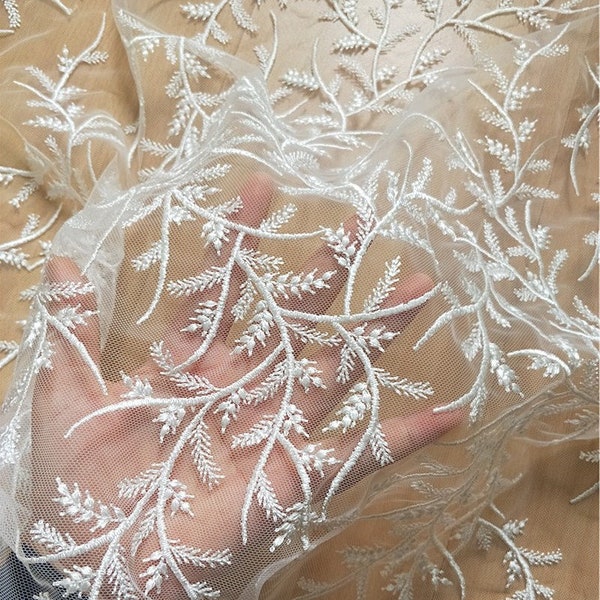 Tissu exquis de dentelle de Venise en tissu de tulle brodé de feuille d'ivoire pour des robes de mariée de mariage 1 mètre