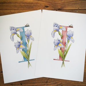 I de Iris, estampado floral. Una I azul o rosa con lirios creciendo a través de ella y un abejorro. Decoración preciosa para la habitación de un niño o una guardería.