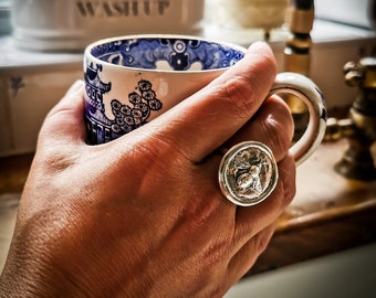 Bague abeille en argent. Une bague audacieuse et originale faite pour ressembler à un cachet de cire antique. Ce sera certainement votre favori et votre admiration. Fabriqué dans n'importe quelle taille.