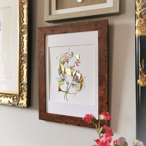 S es para Sweetpeas Impresión dorada. Una letra S dorada con guisantes dulces en tonos pastel entrelazados y un abejorro. Capta la luz de forma hermosa.