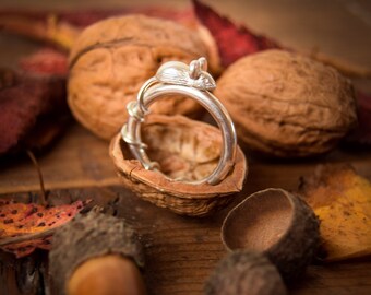 Little Mouse Ring. Silver mouse. Mouse jewellery. Little Silver mouse. Cute ring. Quirky ring. mouses tail. Handmade Jewellery.