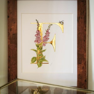 F es para dedaleras, impresión giclée firmada con oro real aplicado a mano. Una letra F de oro de 23,5 quilates con dedaleras creciendo a través de ella y una abeja.