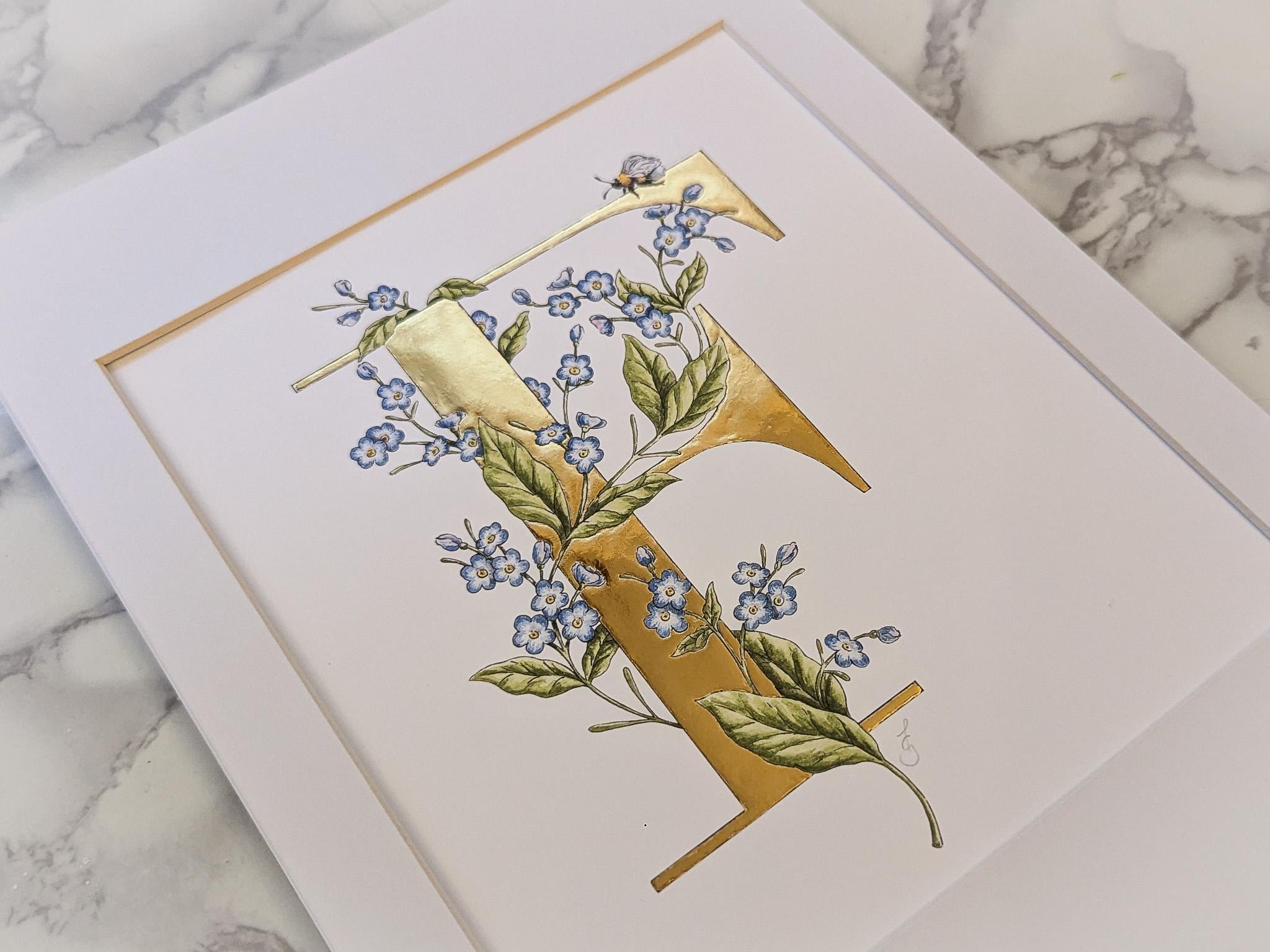 F wie Forget-me-Not handvergoldeter Druck. Ein goldener Buchstabe F mit eingeflochtenen Vergissmeinnicht und einer Hummel. Schön im Kinderzimmer.