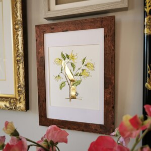 Y é para Ylang Ylang Arte original em guache e ouro. Uma letra Y dourada com pintura entrelaçada de flores de ylang ylang e um zangão.