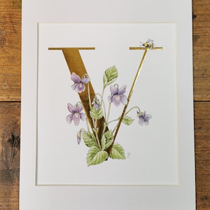 V é para Violeta, impressão de belas artes com folha de ouro de 23,5 quilates aplicada à mão. Uma letra V dourada com violetas entrelaçadas e uma abelha.