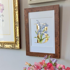 B de Bluebell, impresión giclée iluminada con oro auténtico aplicado a mano. Campanillas entrelazadas con una letra B dorada y un abejorro.