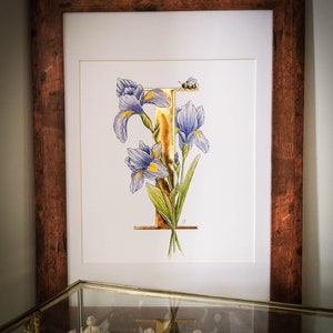 I is for Iris, impressão giclée iluminada. Uma letra I em ouro de 23,5 quilates com íris e um zangão da minha pintura original. Iniciais florais