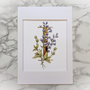 I es para impresión dorada índigo. Una letra I dorada con flores índigo entrelazadas y un abejorro. Precioso regalo para un niño o cualquier persona.