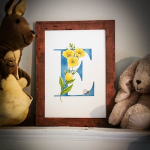 E es para Onagra, impresión Giclée con una letra E azul o rosa y onagra serpenteando a través de ella, con un pequeño abejorro.