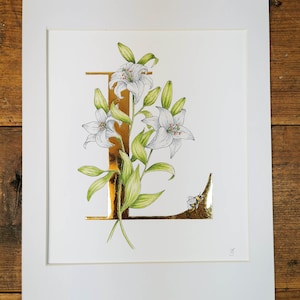 L es de Lily, impresión artística con hoja de oro de 23,5 quilates. Una letra L dorada con lirios creciendo y un abejorro. Oro auténtico en cada impresión.