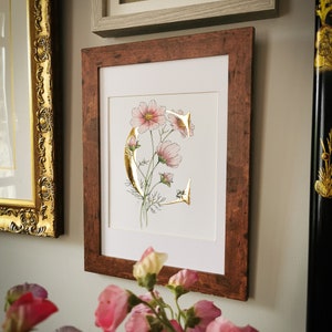 Impresión Giclée iluminada C es para Cosmos. Una impresión artística en tamaño A4 de mi letra C floral con pan de oro aplicado a mano y Cosmos rosados entrelazados.